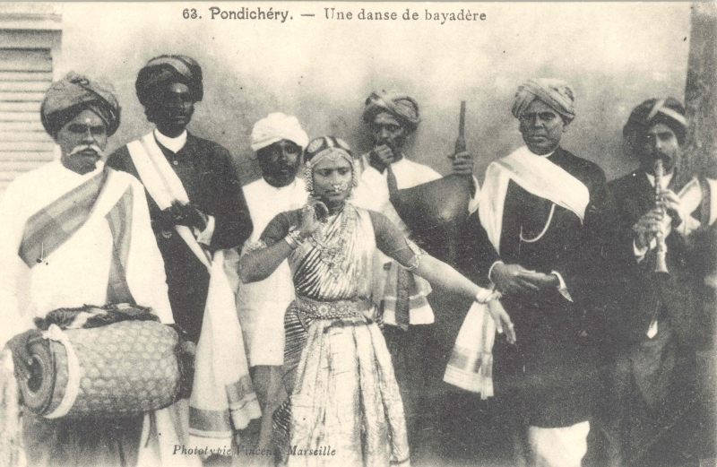 15-24 - Pondichery - bayadere et musiciens - 1